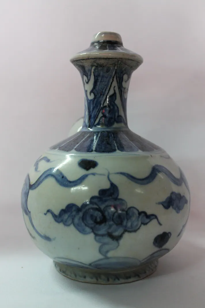 青花军持背面,可见飘带与卷云纹饰,看不到流