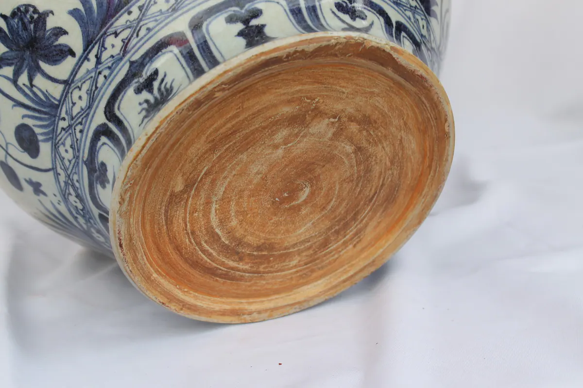 Base of the blue and white jar showing the unglazed foot with spiral throwing marks
