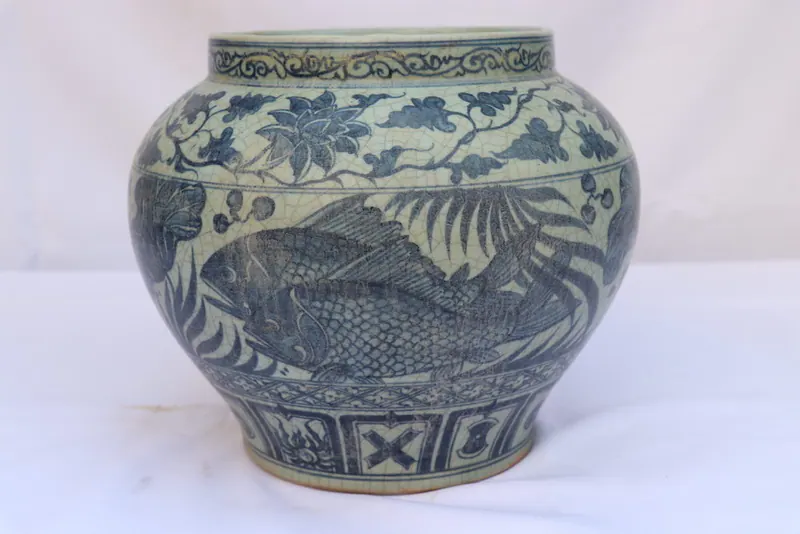 Front view of the globular jar with a pair of fish swimming among waterweeds in underglaze blue