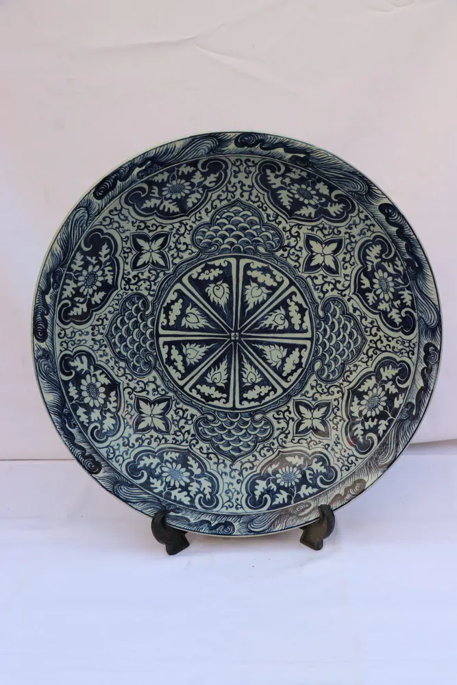 Front view of the charger plate with a radiating eight-panel wheel medallion at the centre