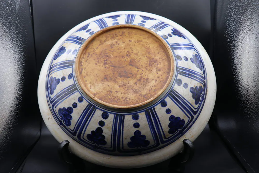 Base of the plate showing an unglazed centre bordered by blue arches and dots