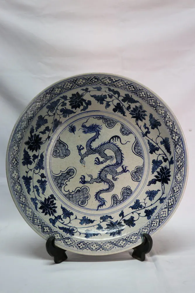 Front view of the charger plate with a three-clawed dragon medallion at centre