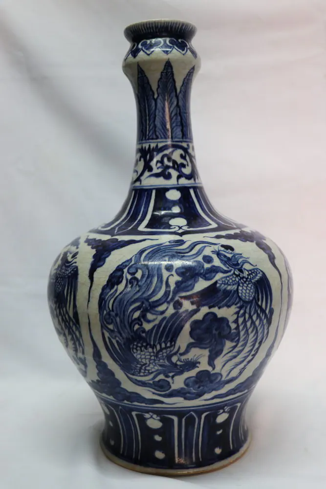 Blue and white bottle-form vase with phoenixes in a roundel on the body and banana-leaf panels on the neck