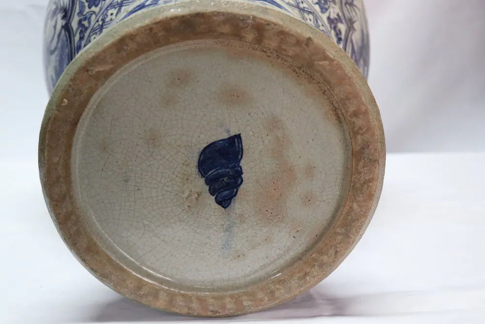 Close-up of the unglazed foot ring with a small underglaze blue shell mark on the base