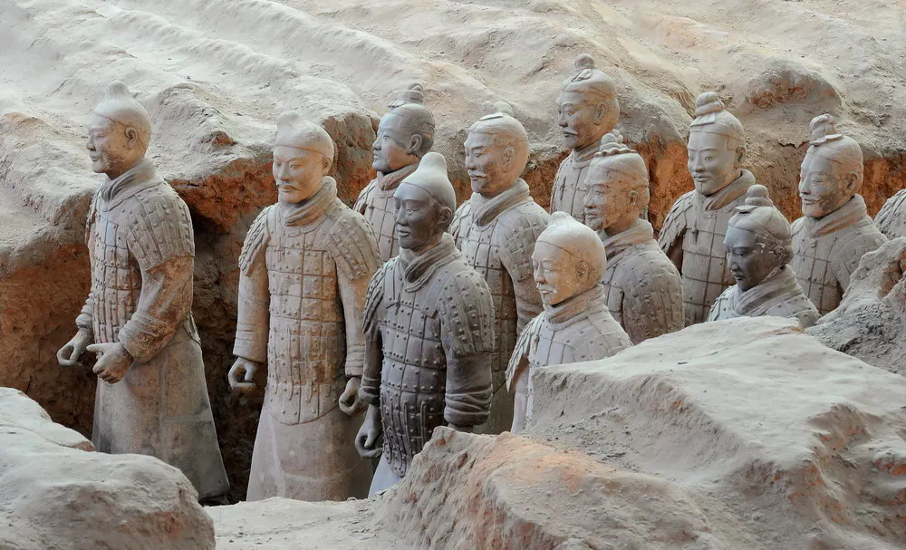 兵马俑列队站立于已发掘的土坑中