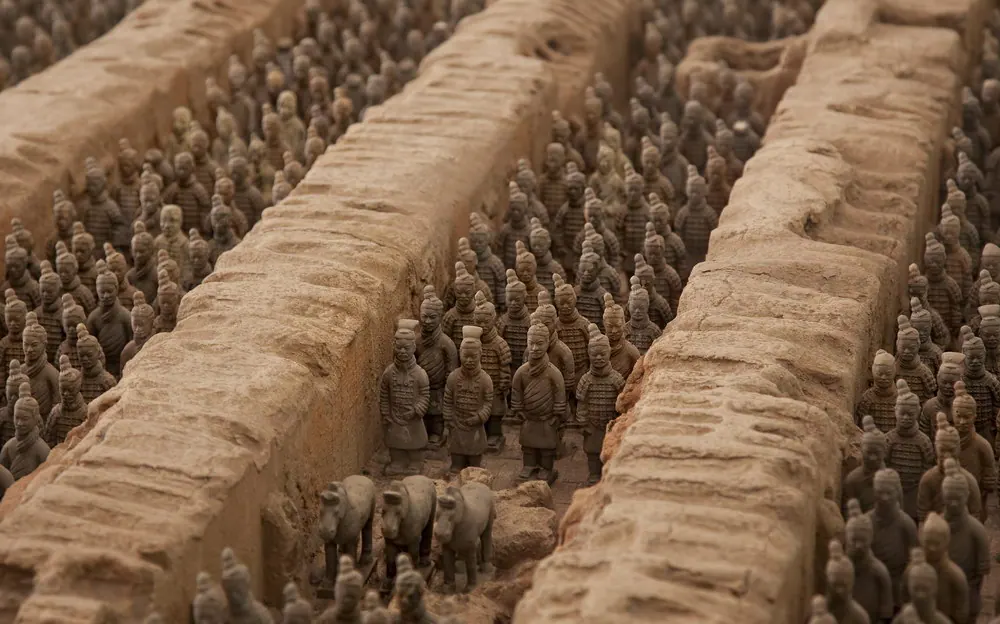 兵马俑与陶马排列在已发掘土坑的土墙之间