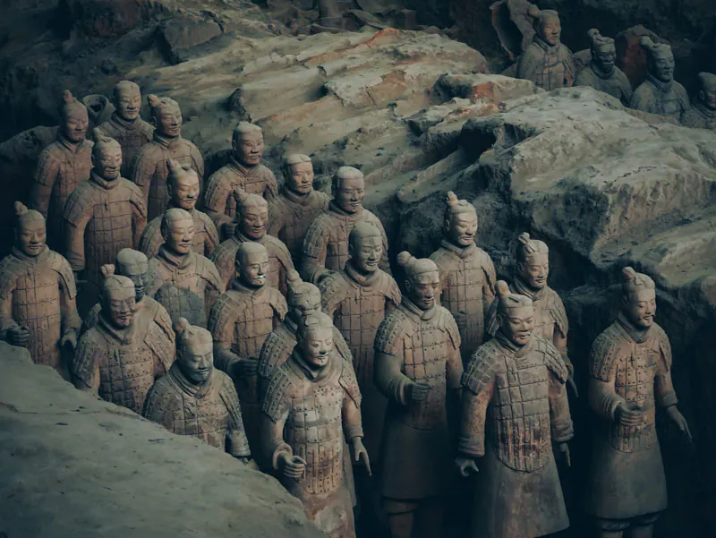兵马俑列队站立于已发掘的土坑中