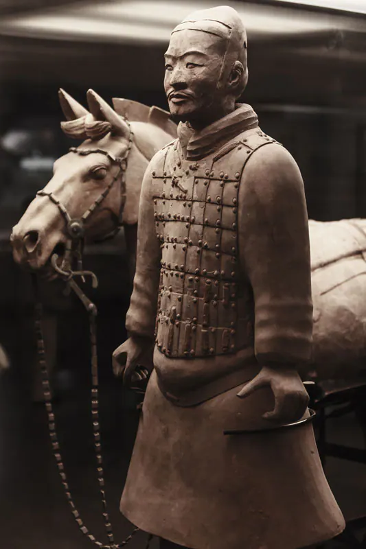 身披鎧甲的陶俑士兵站在陶馬之前