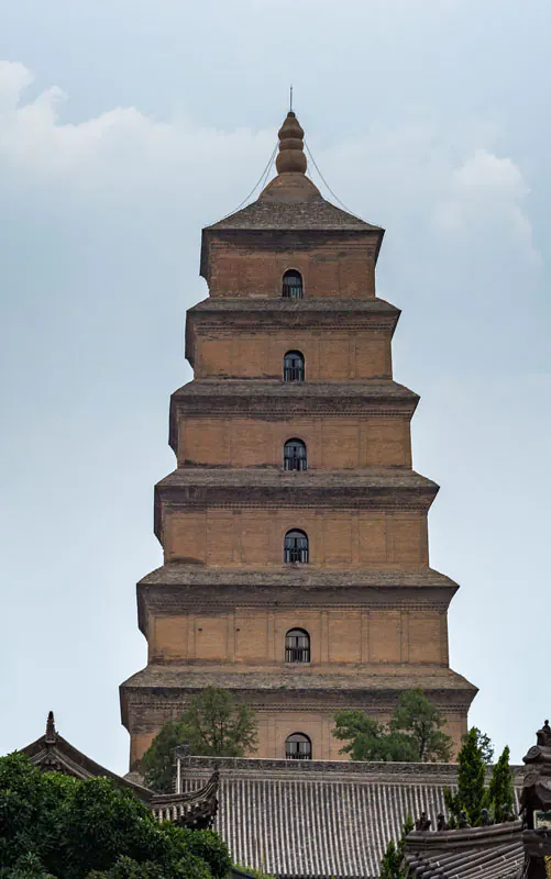 高大的方形砖塔,层层叠起,高出灰色的寺庙屋顶