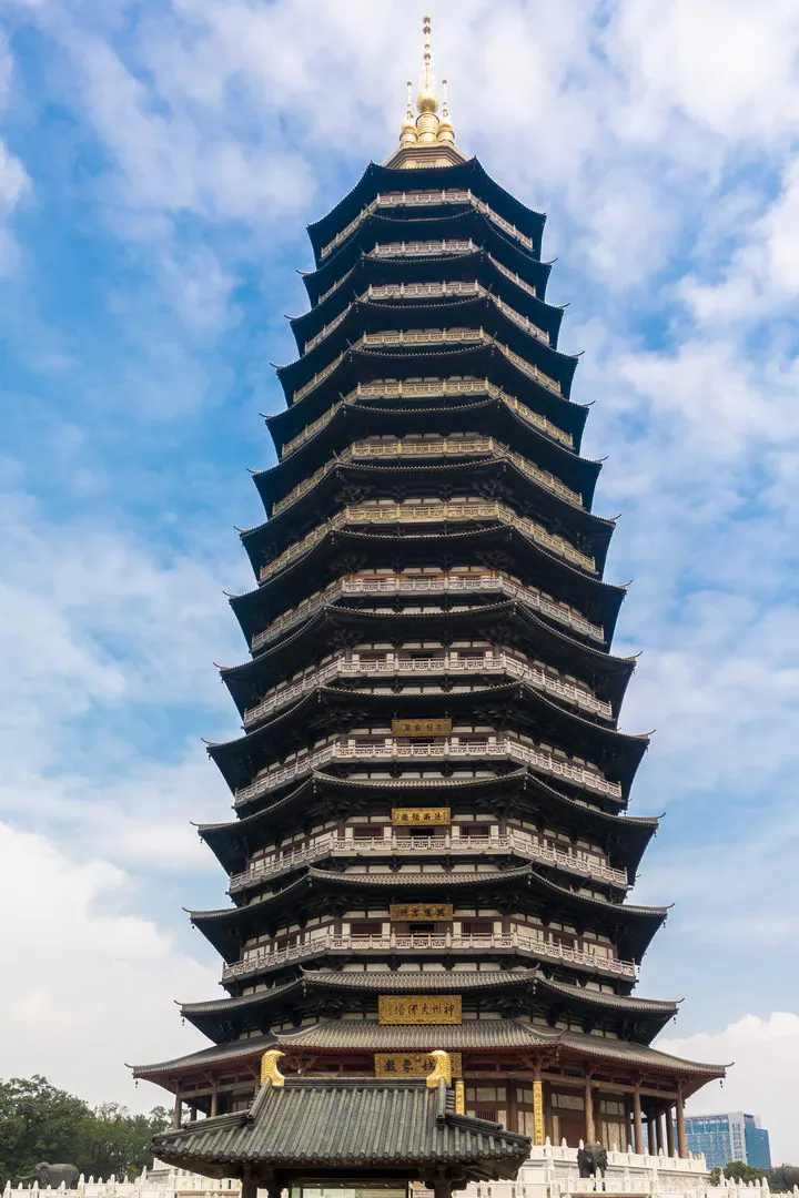 高耸的多层宝塔，深色屋檐，鎏金匾额及金色塔刹