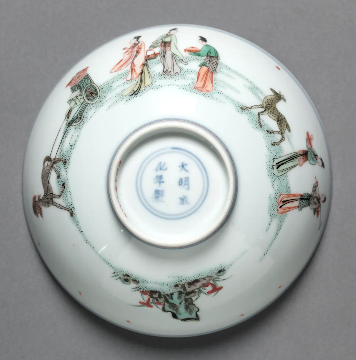 Base of a Kangxi famille verte bowl, with an apocryphal six-character Chenghua reign mark in underglaze blue inside a double circle, ringed by painted figures